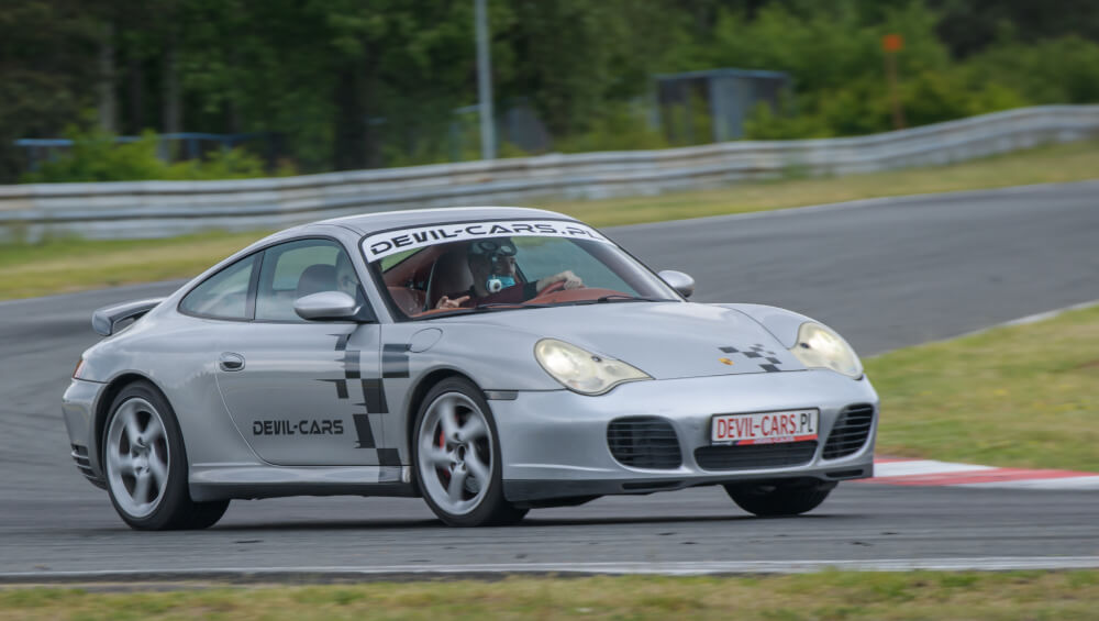 Ekscytująca przejażdżka Porsche 911 Carrera na torze wyścigowym