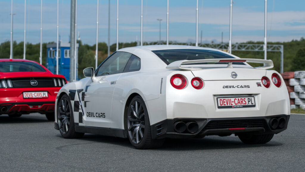 Przejażdżka sportowym samochodem Nissan GT-R - po profesjonalnym torze